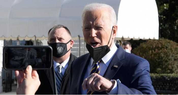 पत्रकार को गाली देते हुए पकड़े गए जो बाइडेन